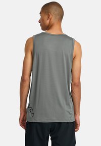 Graues ärmelloses Sporttanktop aus leichtem Material, mit subtiler Textur und einem in Schwarz auf der unteren linken Seite aufgedruckten Logo.