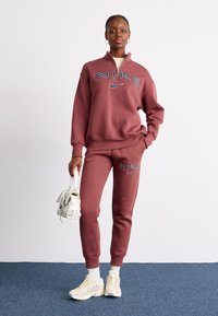 Nike Sportswear LOGO - Tepláky - red sepia