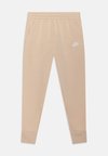SPORTSWEAR CLUB FLEECE - Pantaloni sportivi - sanddrift/white