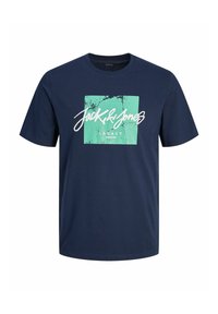 Tamsiai mėlynos medvilnės marškinėliai su mėlynu grafiniu laukeliu, kuriame balta kursyvine rašysena užrašyta "Jack & Jones" ir po juo mažesniu šriftu "Paveldas nuo 1990".