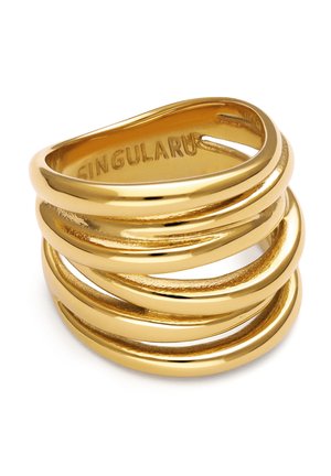 Anillo ancho de oro con cinco bandas superpuestas y la palabra "SINGULARU" grabada en el interior. La superficie es lisa y pulida.