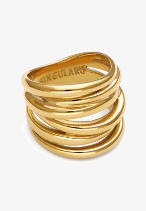 Anillo ancho de oro con cinco bandas superpuestas y la palabra "SINGULARU" grabada en el interior. La superficie es lisa y pulida.