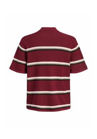 Polo en tricot à manches courtes couleur bordeaux avec des rayures horizontales blanches, noires et vert olive, vu de dos.