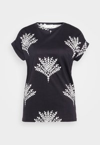 Černé tričko vyrobené z bavlny s bílými potisky listového vzoru na přední straně. Krátké rukávy a kulatý výstřih.