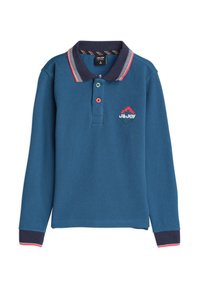 Blauwe poloshirt met lange mouwen, voorzien van een marineblauwe kraag met rode en witte accenten, een placket met twee knopen en een geborduurd logo op de borst.