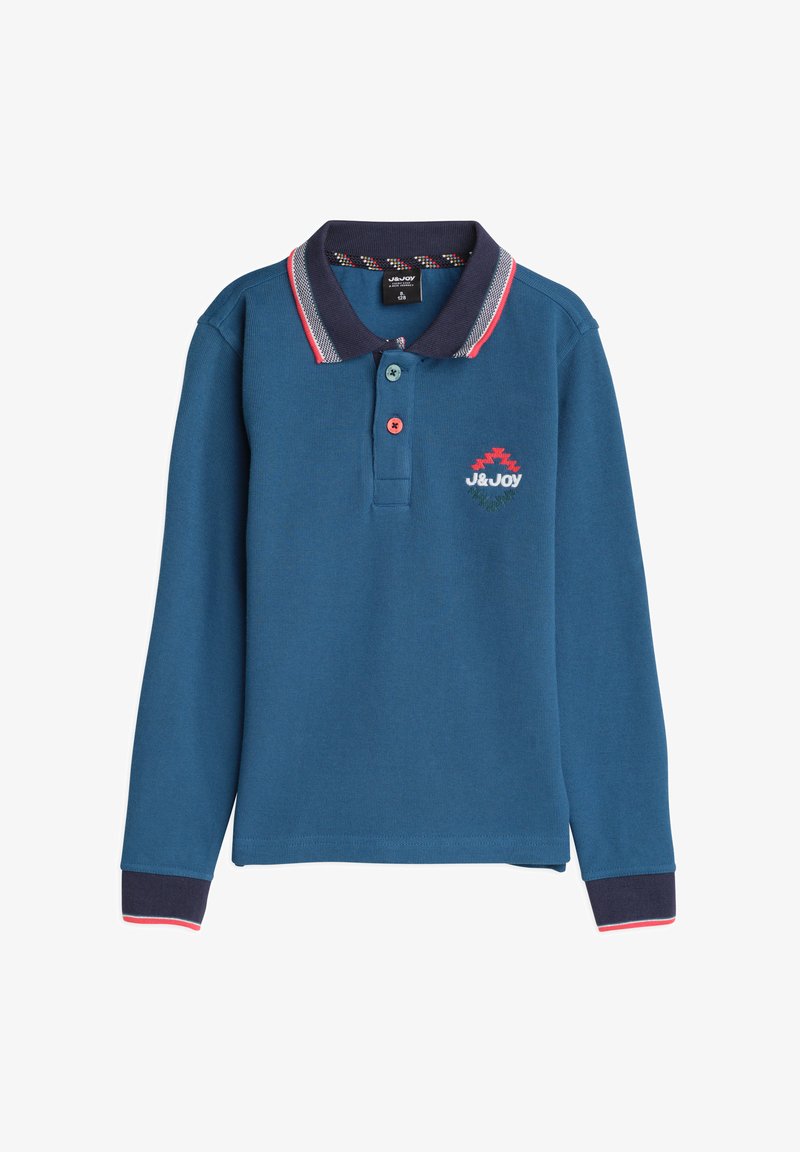 Blauwe poloshirt met lange mouwen, voorzien van een marineblauwe kraag met rode en witte accenten, een placket met twee knopen en een geborduurd logo op de borst.
