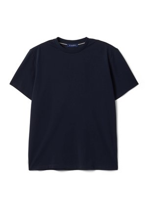 Maglietta blu navy a maniche corte con collo girocollo e piccola etichetta all'interno del colletto su sfondo bianco.