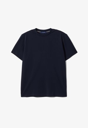 Maglietta blu navy a maniche corte con collo girocollo e piccola etichetta all'interno del colletto su sfondo bianco.