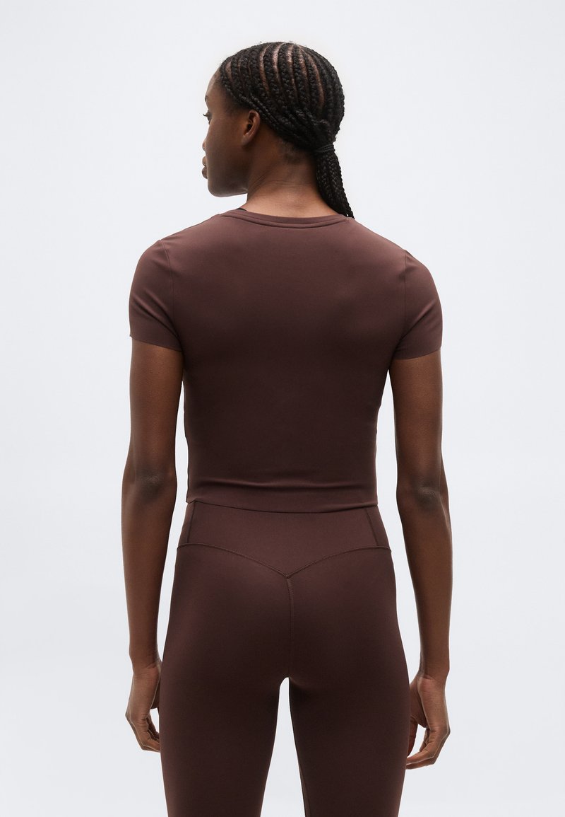 PUMA X HYROX SHAPELUXE CROP - Sportovní tričko - chocolate brown
