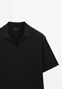 Musta lyhythihainen poolopaita, jossa on ribbikuvio, avoin kaulus ja suora helma. Tunnuksessa lukee "Massimo Dutti".