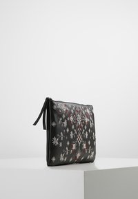 Bolso de cuero negro con patrones de copos de nieve bordados en plata y rojo. Forma rectangular con cierre de cremallera y dos acentos laterales texturizados.