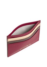 Kožená peněženka v burgundské barvě, s texturovanými vrstvami v béžové a hnědé. Slim design s několika přihrádkami na karty a nenápadným logem značky.