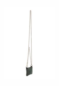 Grüne Perlen-Crossbody-Tasche mit silberner Kettenriemen, rechteckiger Form, strukturiertem Oberflächen und metallischen Hardware-Akzenten.