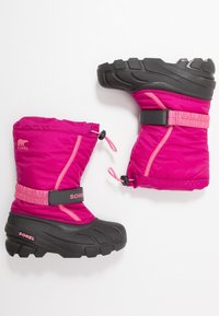 Bottes d'hiver isolées rose avec une tige en nylon matelassé, semelle en caoutchouc noir, cordon réglable et détail de logo. Comprend un poignet élastique ajusté.
