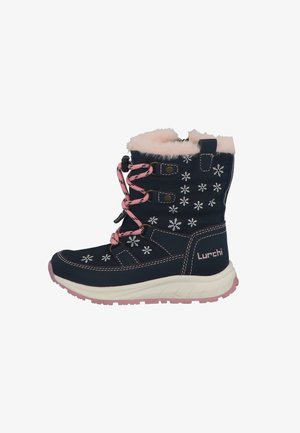 Botte d’hiver bleu marine avec lacets roses, doublure en fausse fourrure rose, motifs de flocons de neige blancs, et semelle blanche épaisse avec bande de roulement rose.