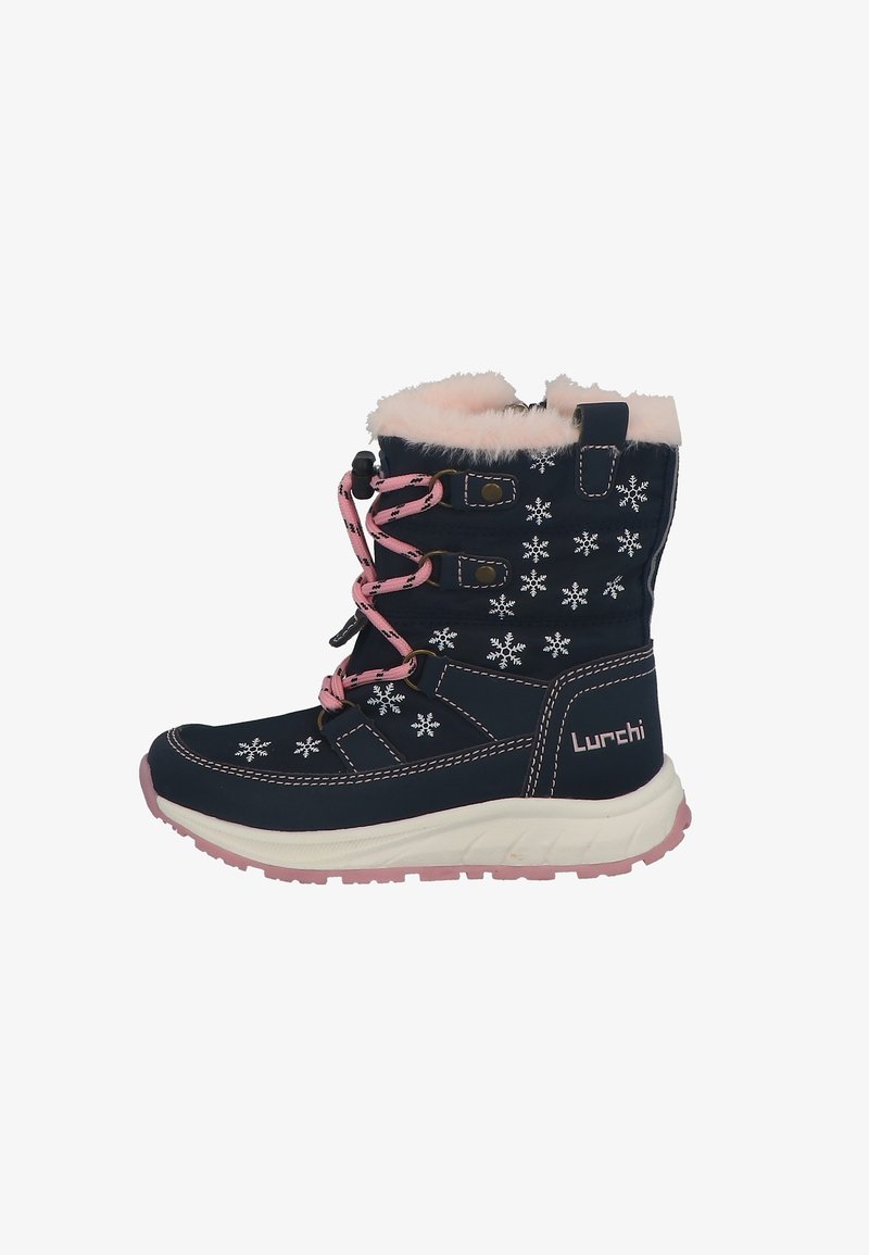 Botte d’hiver bleu marine avec lacets roses, doublure en fausse fourrure rose, motifs de flocons de neige blancs, et semelle blanche épaisse avec bande de roulement rose.