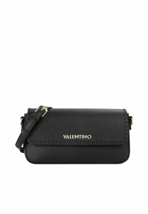 Sac bandoulière Valentino en cuir noir avec fermeture à rabat, logo doré, et sangle réglable avec boucle dorée.