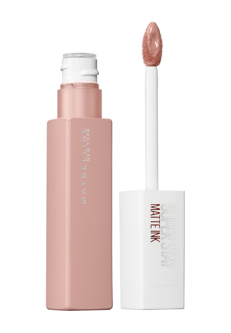 Matowy płynny błyszczyk Maybelline Super Stay Matte Ink w prostokątnej, różowo-złotej tubce z białym aplikatorem i miękkim końcówkowym pędzelkiem.