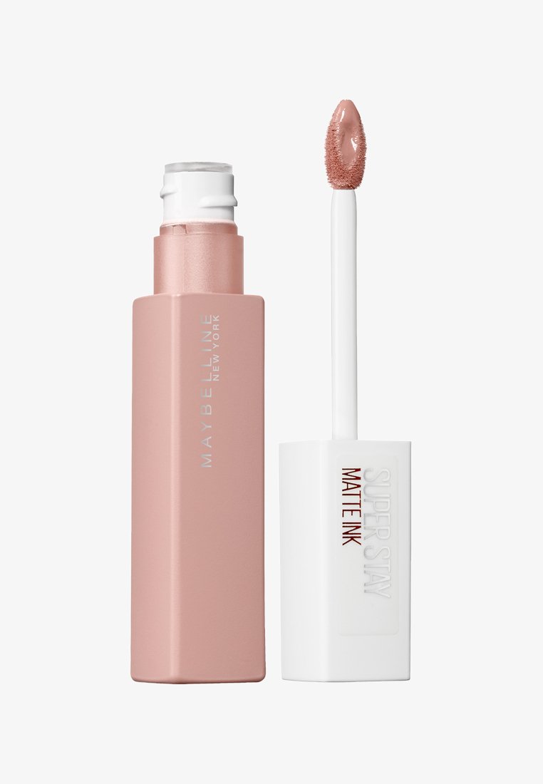 Maybelline Super Stay Matte Ink flüssiger Lippenstift in einem rechteckigen roségoldenen Behälter mit einem weißen Applikator und einem weichen Applikatorstab.