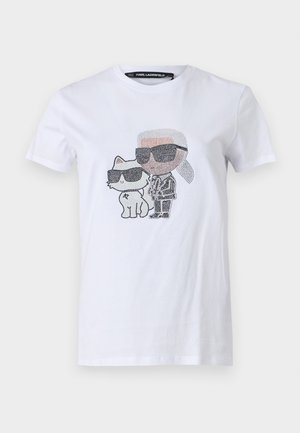 Hvit bomulls T-skjorte med grafisk design som viser en karakter og en katt med solbriller, akkompagnert av svarte og grå detaljer.