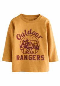 Senapsgul sweatshirt med rund hals och oversized ärmar. Har en grafik av en jeep och texten "Outdoor Rangers" i vinröd.