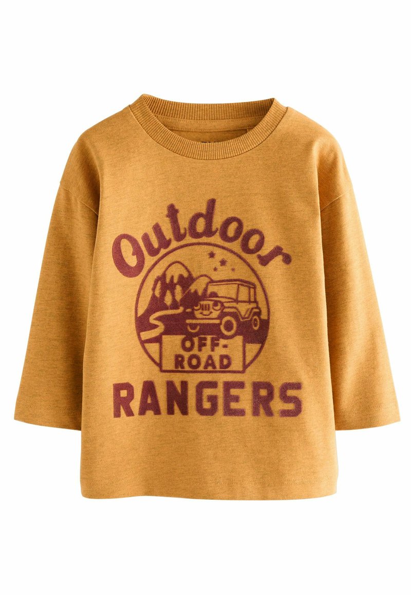 Senapsgul sweatshirt med rund hals och oversized ärmar. Har en grafik av en jeep och texten "Outdoor Rangers" i vinröd.