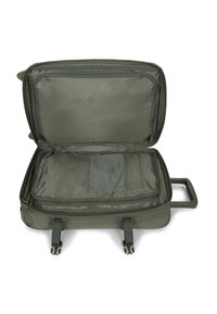 Valigia verde oliva con cerniera, aperta che mostra un interno liscio e una tasca in rete. Presenta tessuto resistente e manico estensibile.