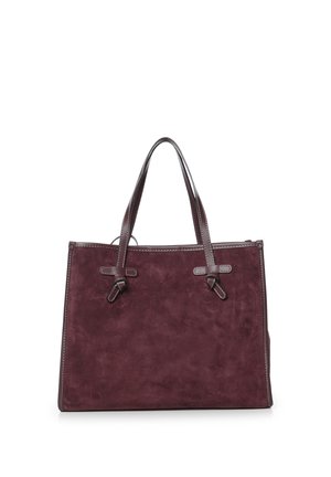Bolso grande rectangular de ante morado oscuro con dos asas largas y delgadas y costuras visibles sobre fondo blanco.