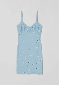 Ljusblå klänning med tunna band, ribbad textur, blommönster av vita prästkragar och gröna accenter, figurnära siluett och rynkad byst.