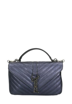 Borsa a tracolla in pelle blu scuro trapuntata con manico superiore, accentata da una catena argentata e chiusura a pattina. Presenta una leggera lucentezza e una forma strutturata.