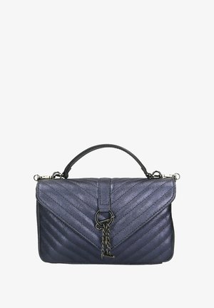 Gequilted donkerblauwe leren handtas met een handvat aan de bovenkant, zilveren kettingaccent en een klepsluiting. Bevat een subtiele glans en een gestructureerde vorm.