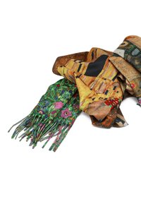 Foulard in seta con motivi floreali e astratti vivaci. I colori includono verde, arancione e nero, con lunghe frange a un'estremità.
