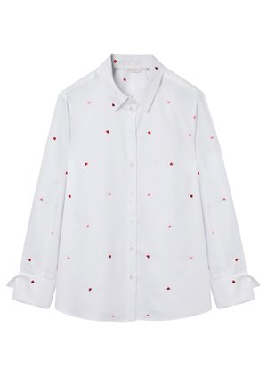 Cămașă albă cu mâneci lungi, nasturi, decorată cu modele mici de inimioare roșii și roz împrăștiate peste material și manșete pliate.