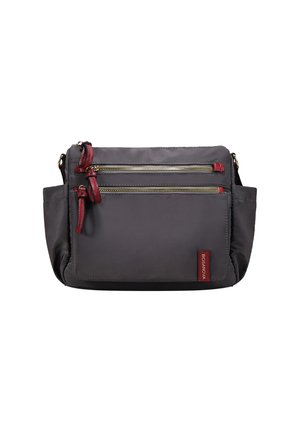 Bolso cruzado gris con dos cremalleras doradas en la parte frontal, tiradores de cremallera rojos, bolsillos laterales y una etiqueta roja de BOSANOVA en la esquina inferior derecha.