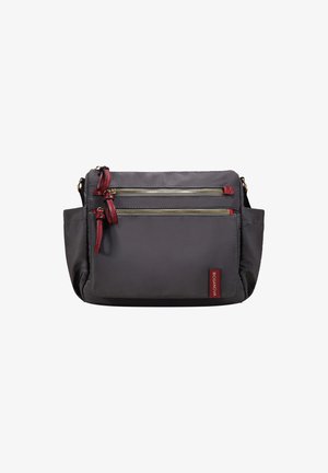 Bolso cruzado gris con dos cremalleras doradas en la parte frontal, tiradores de cremallera rojos, bolsillos laterales y una etiqueta roja de BOSANOVA en la esquina inferior derecha.
