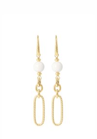 Pendientes en tono dorado con perlas redondas blancas y acentos ovalados retorcidos, presentando un diseño de eslabones de cadena. Superficie suave, con un acabado elegante.