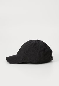 Casquette de baseball en denim noir avec une visière incurvée, un design à six panneaux et une sangle arrière ajustable ; présente des coutures discrètes et des trous de ventilation.