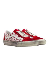 Un paio di sneakers basse rosse e bianche con motivo a stelle, lacci bianchi e suole in gomma leggermente usurate su uno sfondo bianco.