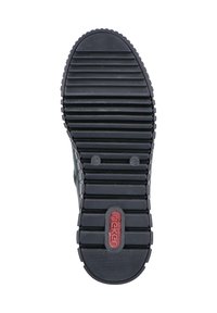 Semelle de chaussure en caoutchouc noir avec des rainures pour une meilleure adhérence. Présente un logo rouge et un bout arrondi lisse. Accents texturés le long des bords.