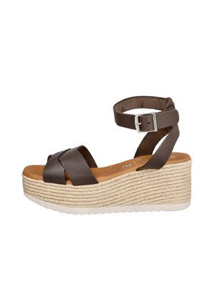 Sandalia cuña de cuero marrón con correa en el tobillo y hebilla, suela plataforma de textura trenzada y plantilla acolchada color camel.