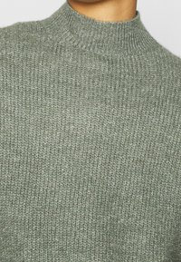 Zign Stickad tröja - olive