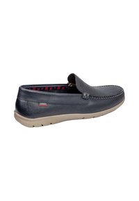 Scarpa slip-on in pelle blu scuro con punta rotonda, suola in gomma beige a contrasto e fodera a motivo rosso. Presenta un piccolo accento metallico.