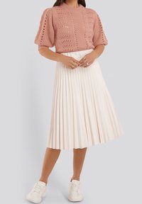 NA-KD Sweter