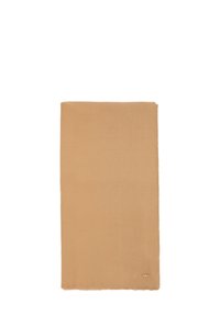 Beige rektangulær tørklæde lavet af blødt stof, med en frynset kant og en lille guld logo detalje i nederste hjørne.