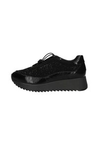 Sneaker nera con suola a zeppa, caratterizzata da una tomaia testurizzata con perforazioni, materiali scamosciati e lucidi, e lacci elastici per una vestibilità ottimale.