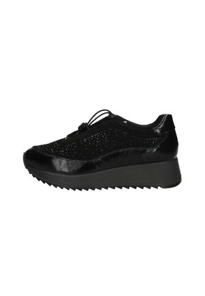 Sneaker nera con suola a zeppa, caratterizzata da una tomaia testurizzata con perforazioni, materiali scamosciati e lucidi, e lacci elastici per una vestibilità ottimale.