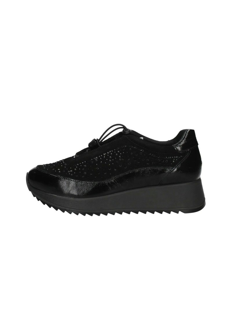 Sneaker nera con suola a zeppa, caratterizzata da una tomaia testurizzata con perforazioni, materiali scamosciati e lucidi, e lacci elastici per una vestibilità ottimale.