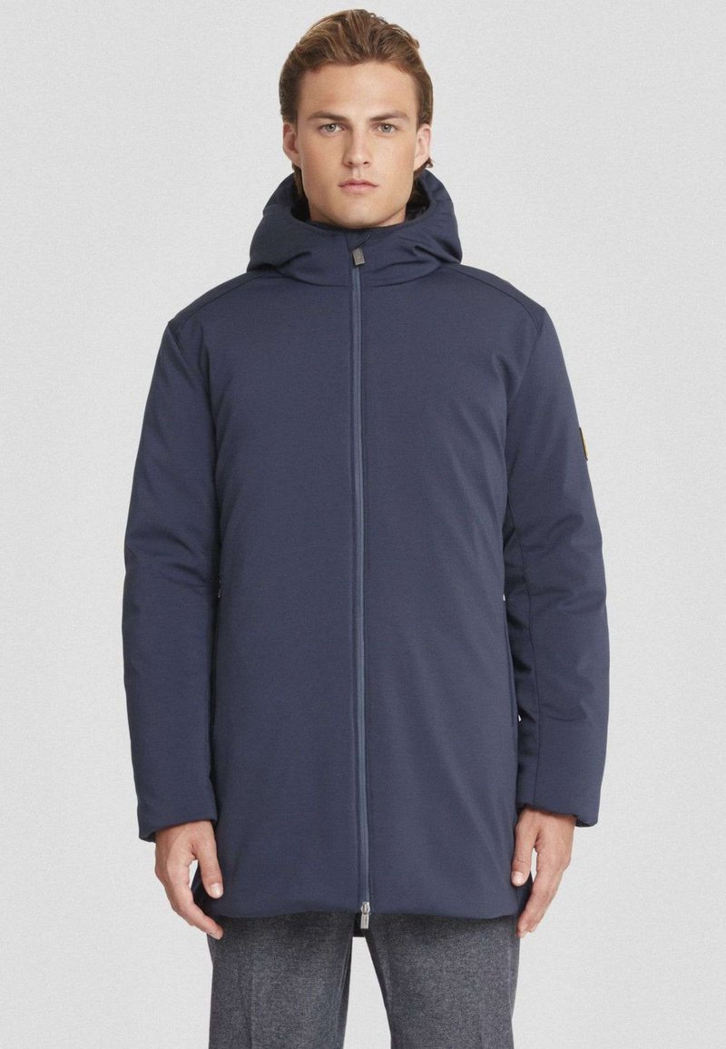 Donkerblauwe winterjas met een capuchon, volledige ritssluiting aan de voorkant, zijzakken en een gladde, gestructureerde stofafwerking. Minimalistisch ontwerp met subtiele accenten.