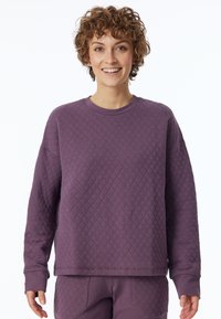Paarse gewatteerde sweatshirt met een ronde hals, lange mouwen en een relaxte pasvorm. De textuur heeft een diamante patroon overal.