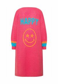Robe en tricot rose avec une coupe oversize. Présente un texte bleu "HAPPY" et un visage souriant jaune avec des yeux en étoile. Accents bleus et orange sur les manches.